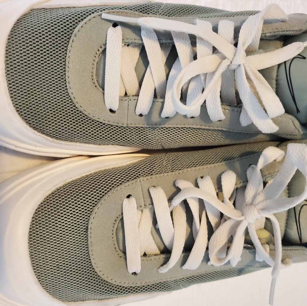 Nike Light Green Sneakers with White Laces